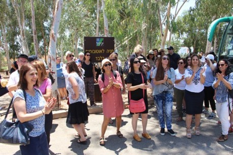 משתתפי כנס החינוך העולמי בביקור ביער.  צילום: יואב דביר